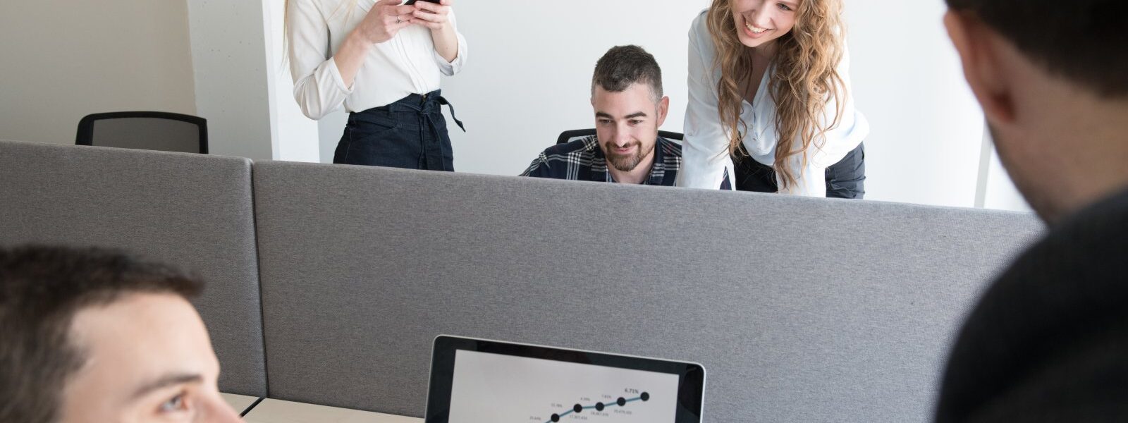 Znaczenie analityki danych w planowaniu kampanii reklamowych 1 group-of-colleagues-working-in-contemporary-office-2023-11-27-05-36-22-utc