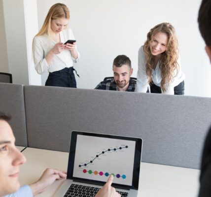 Znaczenie analityki danych w planowaniu kampanii reklamowych 4 group-of-colleagues-working-in-contemporary-office-2023-11-27-05-36-22-utc