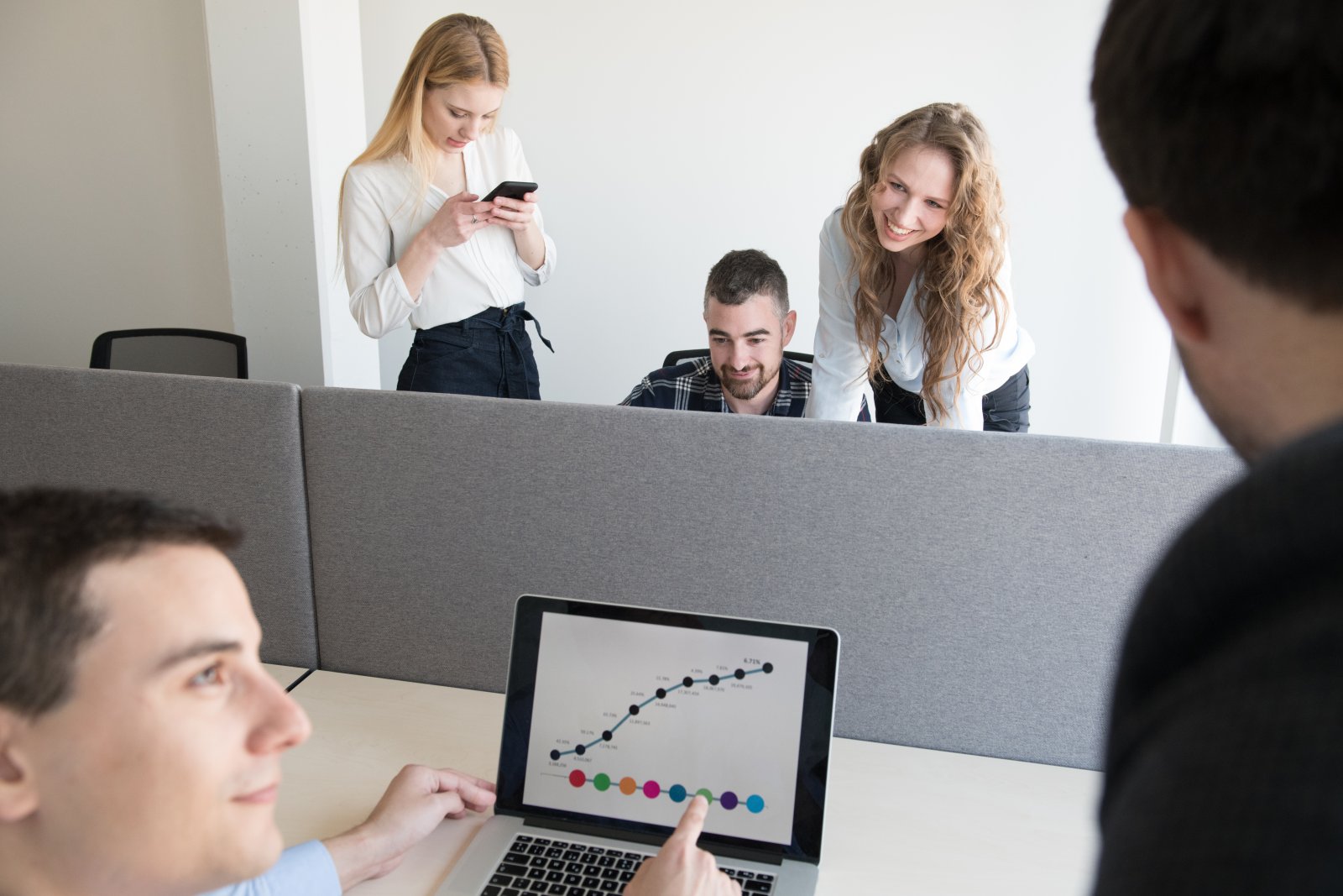 Znaczenie analityki danych w planowaniu kampanii reklamowych 10 group-of-colleagues-working-in-contemporary-office-2023-11-27-05-36-22-utc