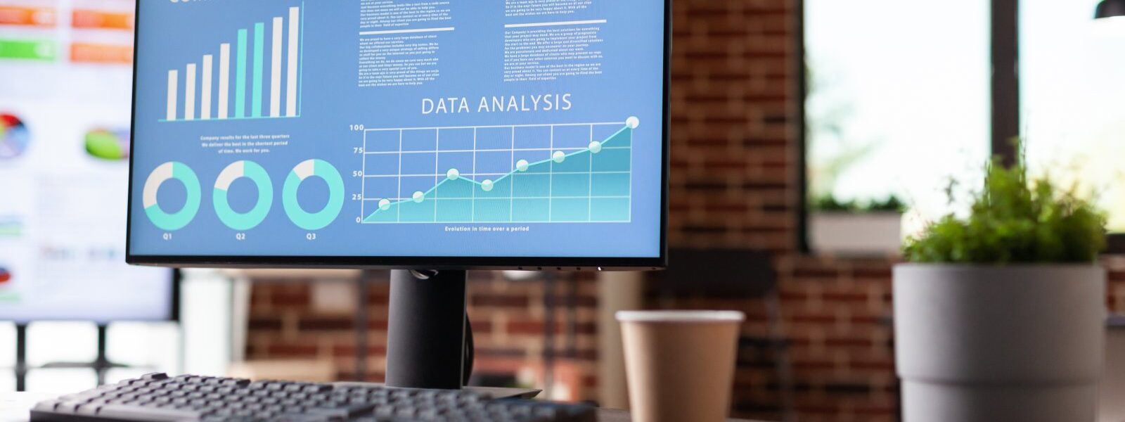 Personalizacja treści jako klucz do zwiększenia zaangażowania klientów 1 monitor-with-charts-with-annual-data-analysis-on-s-2023-11-27-05-22-53-utc