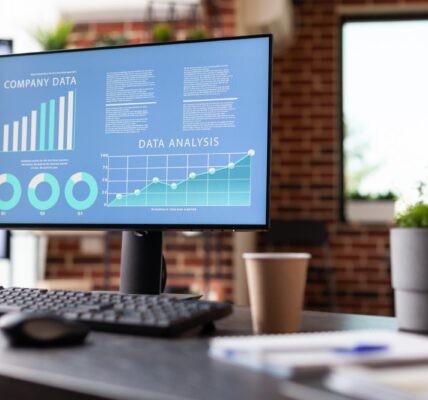 Personalizacja treści jako klucz do zwiększenia zaangażowania klientów 4 monitor-with-charts-with-annual-data-analysis-on-s-2023-11-27-05-22-53-utc