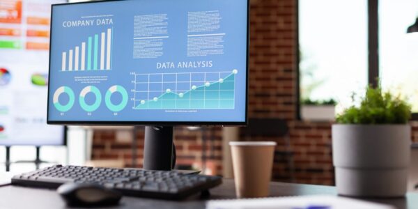 Personalizacja treści jako klucz do zwiększenia zaangażowania klientów 6 monitor-with-charts-with-annual-data-analysis-on-s-2023-11-27-05-22-53-utc