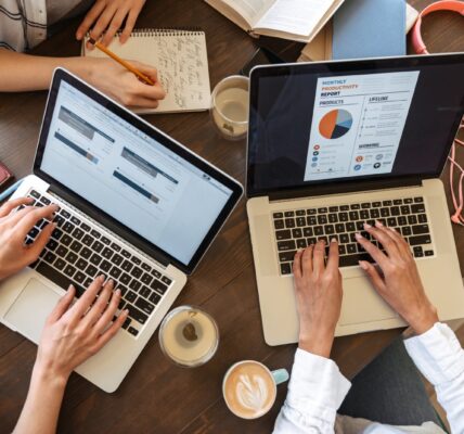 Kreatywne sposoby na wykorzystanie content marketingu w branży B2B 3 tope-view-close-up-of-women-typing-on-laptop-compu-2023-11-27-05-36-20-utc