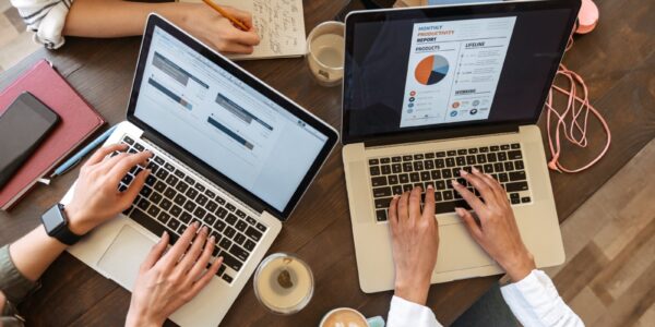 Kreatywne sposoby na wykorzystanie content marketingu w branży B2B 2 tope-view-close-up-of-women-typing-on-laptop-compu-2023-11-27-05-36-20-utc