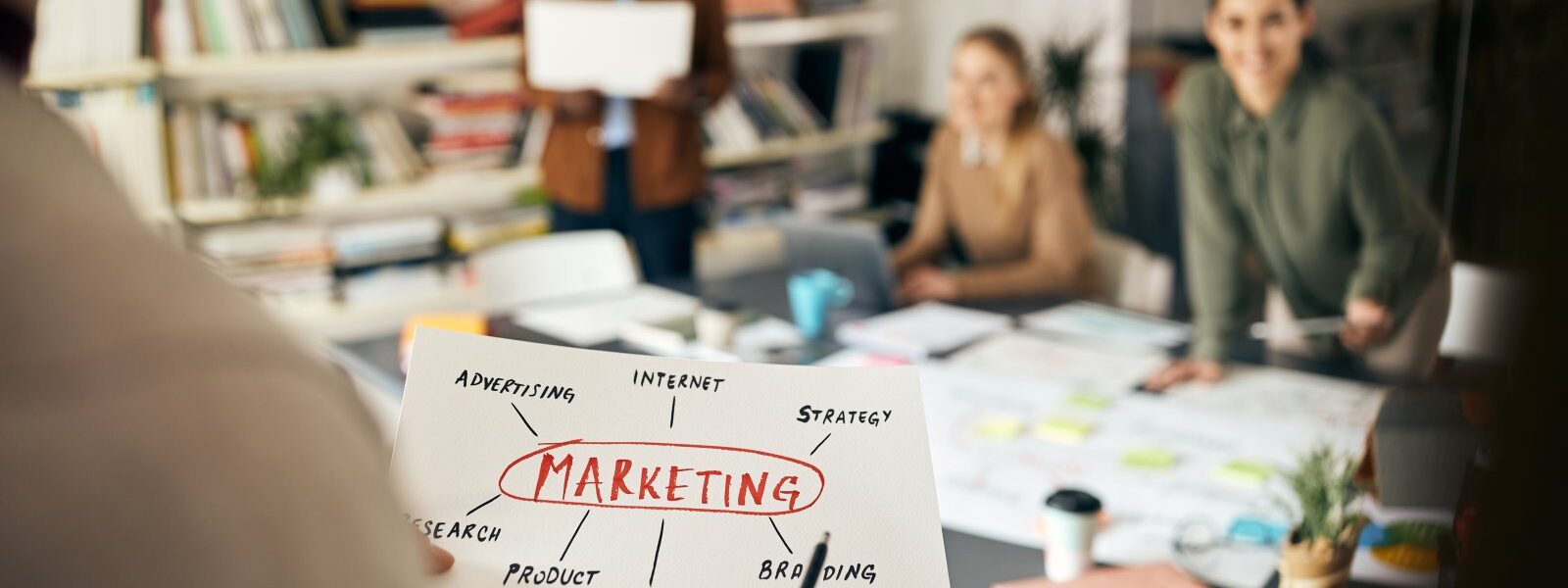 Strategie storytellingu w marketingu treści – jak tworzyć angażujące historie, które sprzedają 1 zespół pracujący nad strategią marketingową