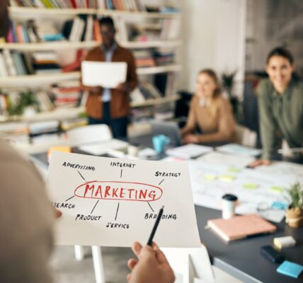 Strategie storytellingu w marketingu treści – jak tworzyć angażujące historie, które sprzedają 4 zespół pracujący nad strategią marketingową