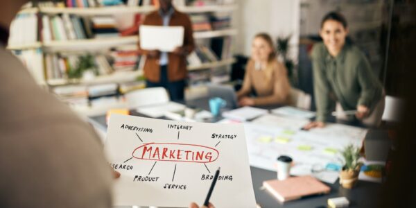 Strategie storytellingu w marketingu treści – jak tworzyć angażujące historie, które sprzedają 8 zespół pracujący nad strategią marketingową