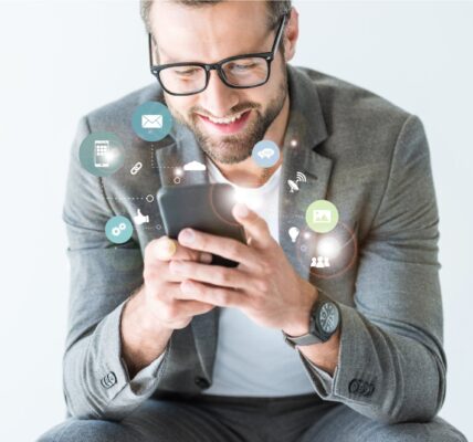 Zastosowanie mikro-momenty w strategii marketingowej – jak skutecznie docierać do klientów 6 mężczyzna przeglądający internet