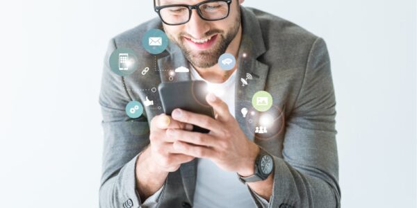 Zastosowanie mikro-momenty w strategii marketingowej – jak skutecznie docierać do klientów 9 mężczyzna przeglądający internet